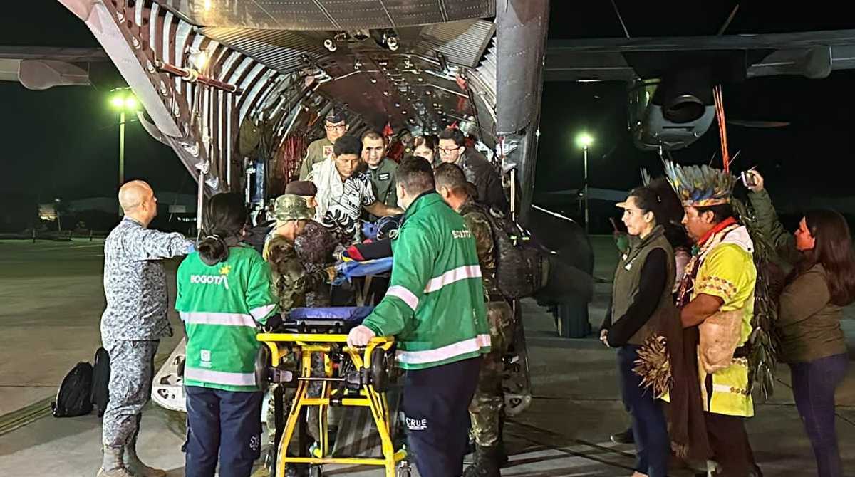 Personal militar durante el traslado de los menores de edad rescatados. Foto: Cortesía Twitter Aeronáutica Civil de Colombia