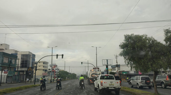 La AMT recomendó a los conductores circular con precaución, ante los cambios de clima en Quito. Foto: Twitter AMT