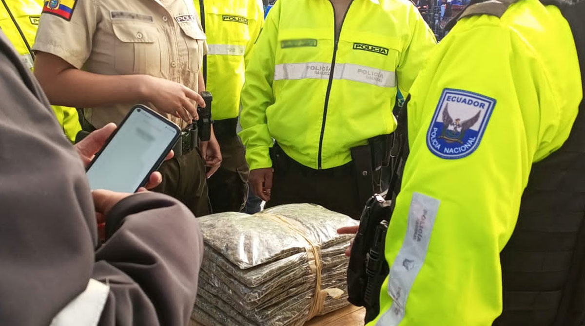 Los agentes revisaron los paquetes de sustancias sospechosas que hallaron en la mochila de un usuario en la estación La Marín, en Quito. Foto: Cortesía Empresa de Pasajeros