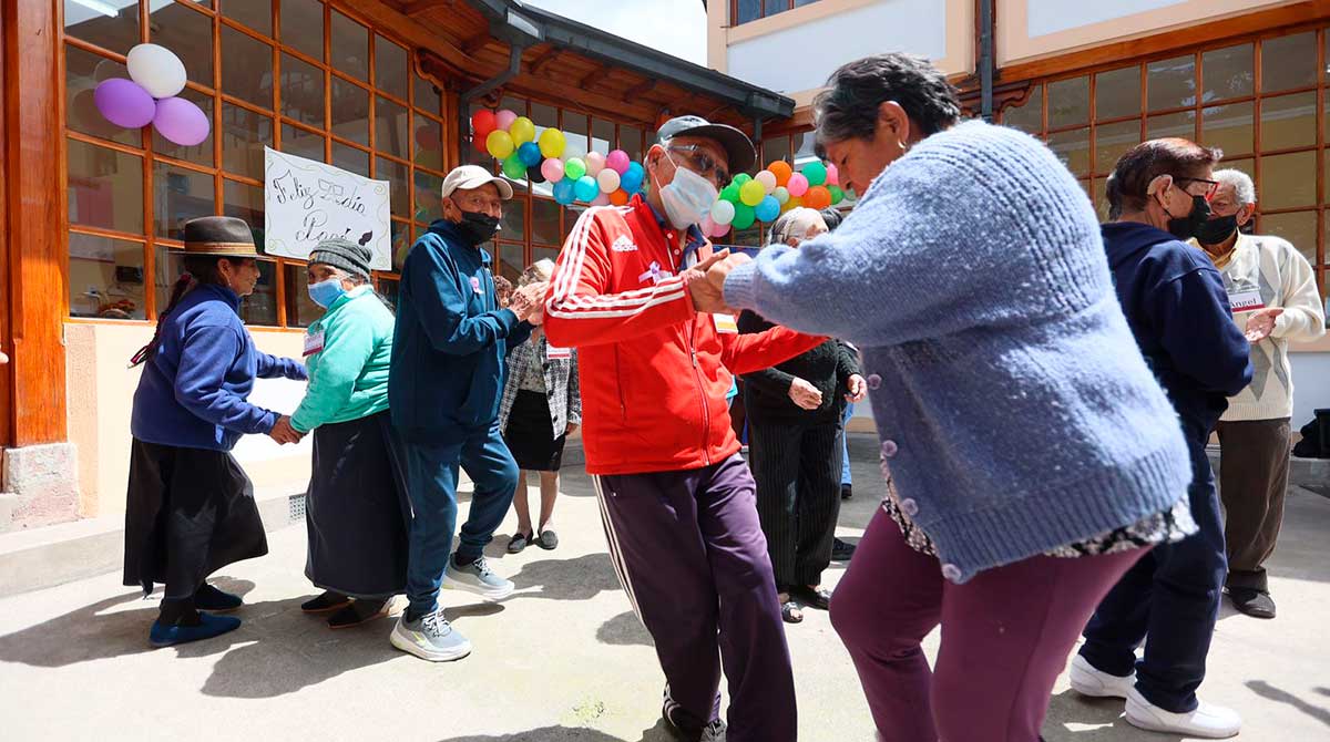 Adultos mayores celebran el Día del Padre en el Centro de Atención Diurna del Adulto Mayor. Foto: Diego Pallero / EL COMERCIO