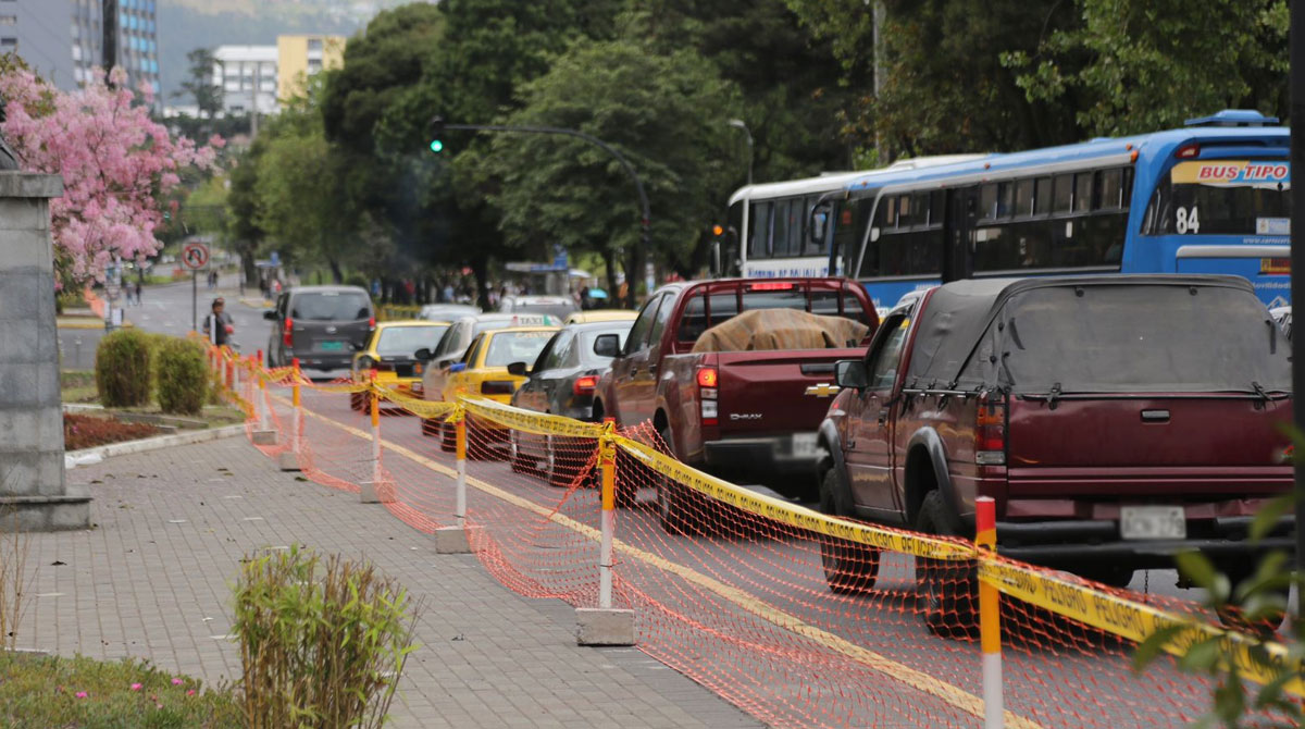Un grupo de trabajadores delimitó la zona para los trabajos en la av. Patria, centro-norte de Quito. Mallas y maquinaria estaban en la vía. Foto: Julio Estrella/ EL COMERCIO