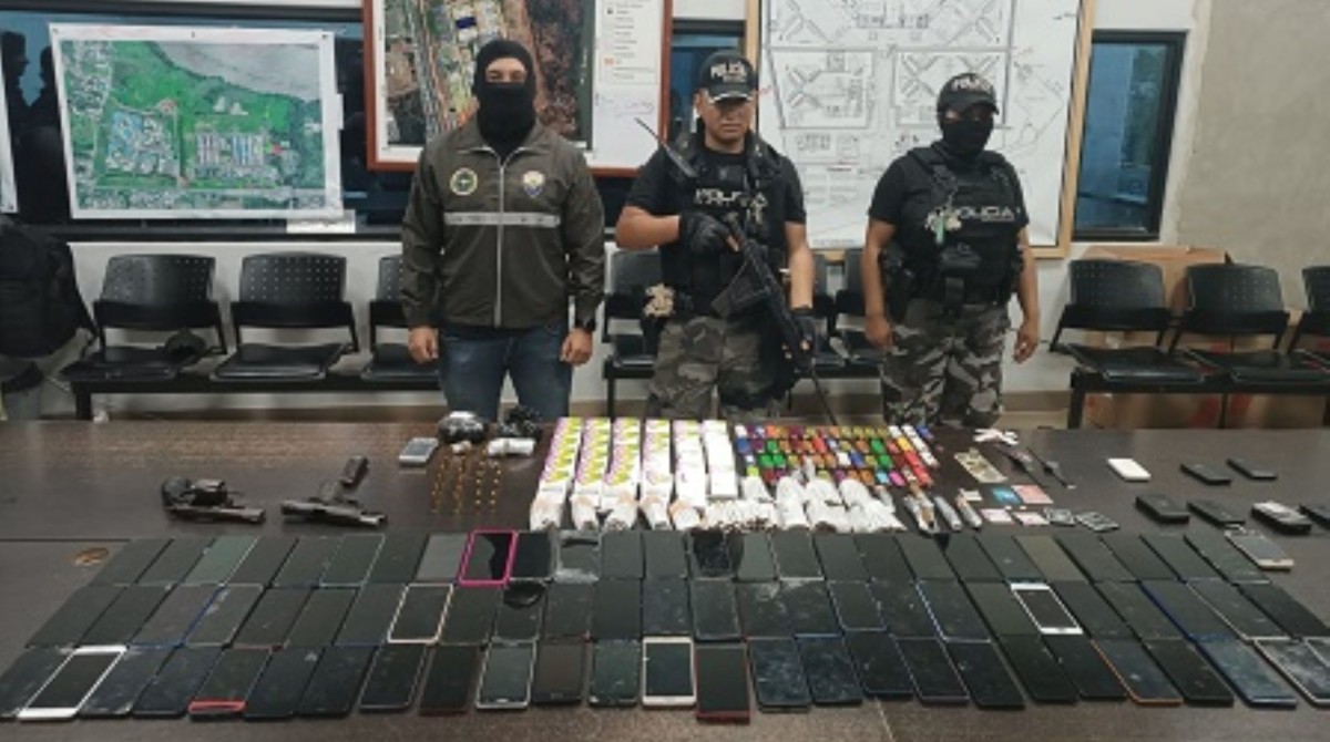 La Policía halló celulares, armas de fuego, cartuchos, marihuana y otros objetos en el área de mujeres del Centro de Privación de Libertad Guayaquil No.2. Foto: Cortesía / Policía Nacional