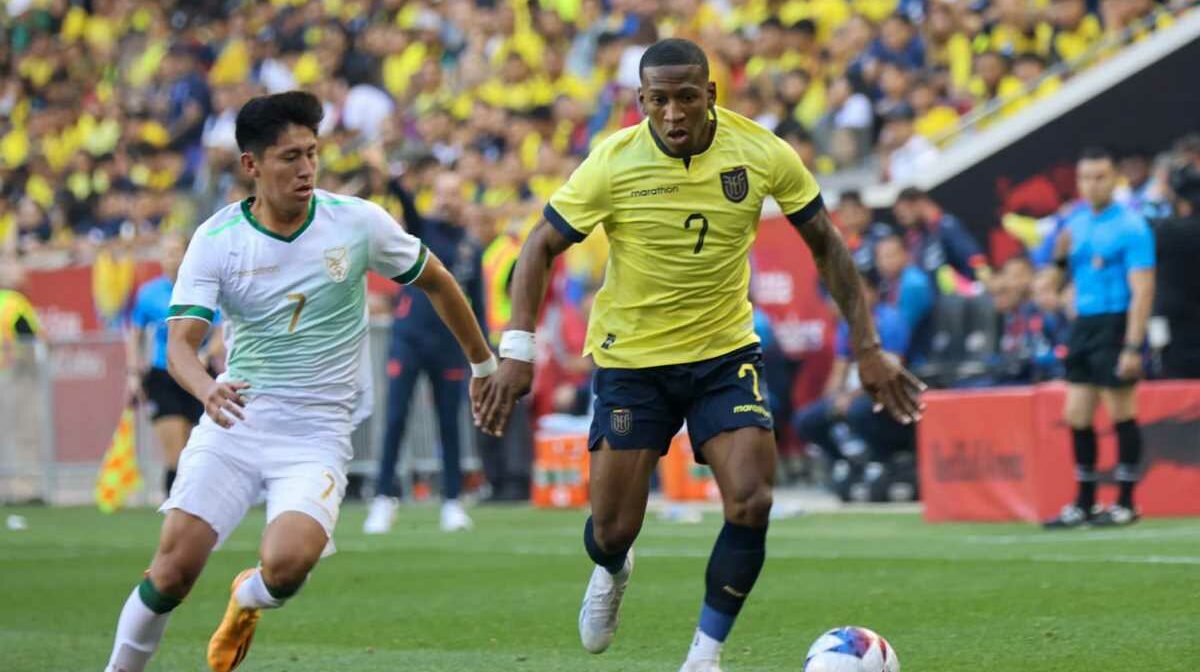 Pervis Estupiñán (der.) jugador de la selección de Ecuador que en un año jugará la Copa América. Foto: @LaTri