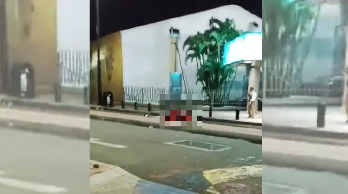 El hombre quedó herido frente al ingreso principal del centro comercial. Foto: Captura video