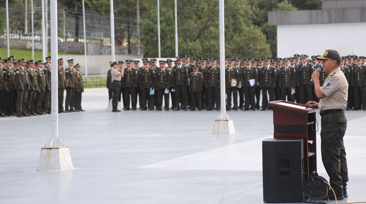 Uniformados de la Policía Nacional recibieron instrucciones, antes de dirigirse a los distritos que patrullarán en Quito. Foto: Julio Estrella/ EL COMERCIO