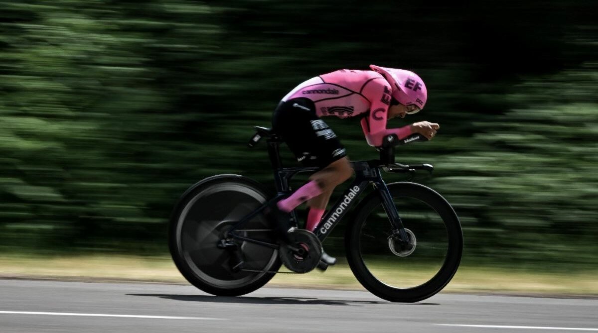 Richard Carapaz en la contrarreloj del Critérium del Dauphiné. Foto: @EFprocycling