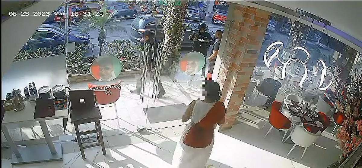 El video muestra cómo dos hombres vestidos de policías están afuera del local al momento del secuestro. Foto: Captura video