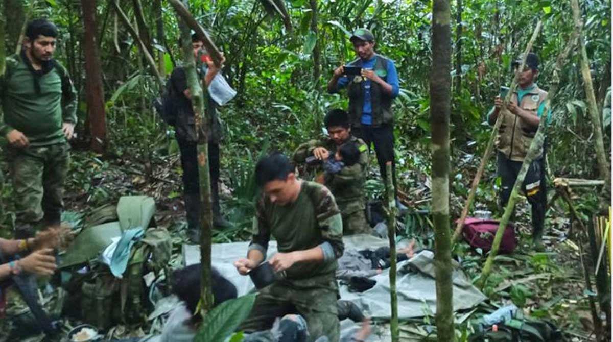 Fotografía cedida por las Fuerzas Militares de Colombia que muestra a soldados e indígenas mientras atienden a los niños rescatados tras 40 días en la selva, en Guaviare (Colombia). Foto: EFE