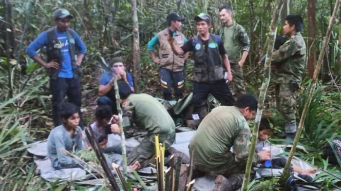 Los menores fueron hallados con vida por los uniformados e indígenas que los buscaban en la selva. Foto: Twitter Fuerzas Militares de Colombia