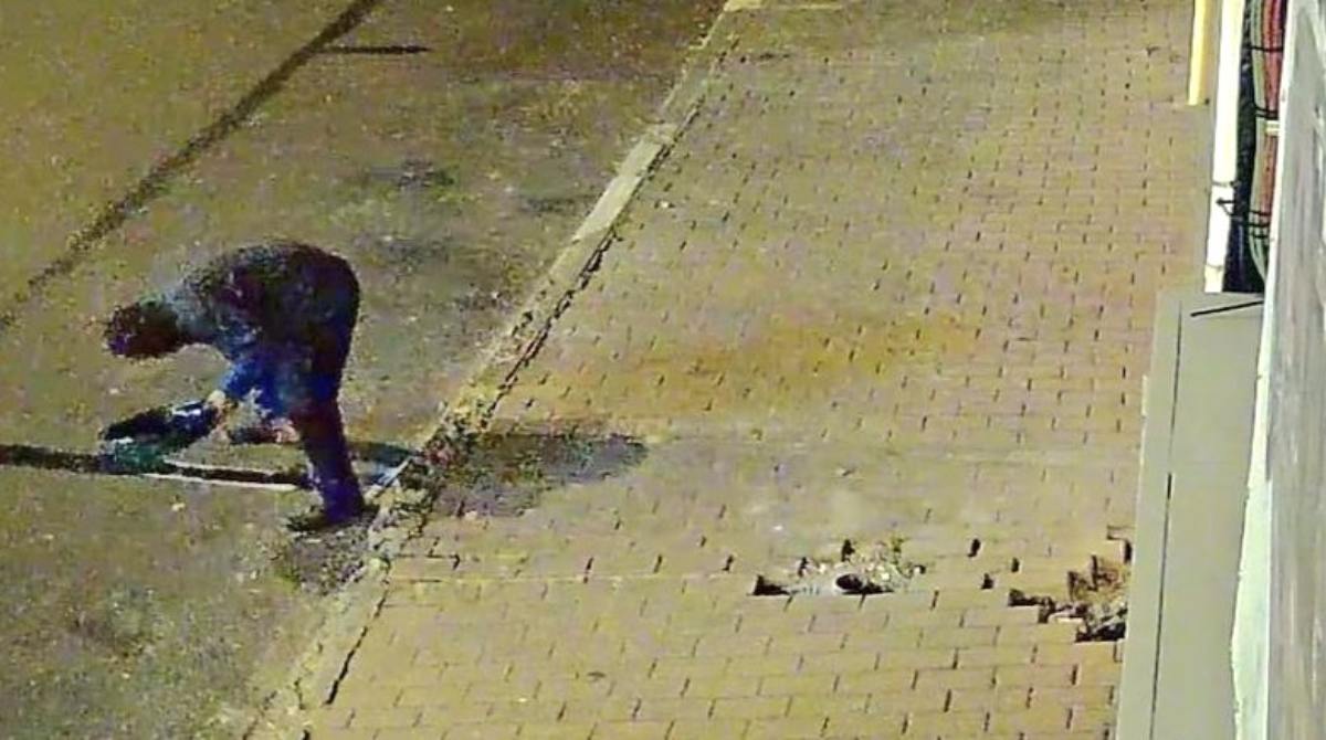 Las cámaras de vigilancia del lugar captaron al hombre borrando la pintura de la calzada. Foto: Municipio de Quito