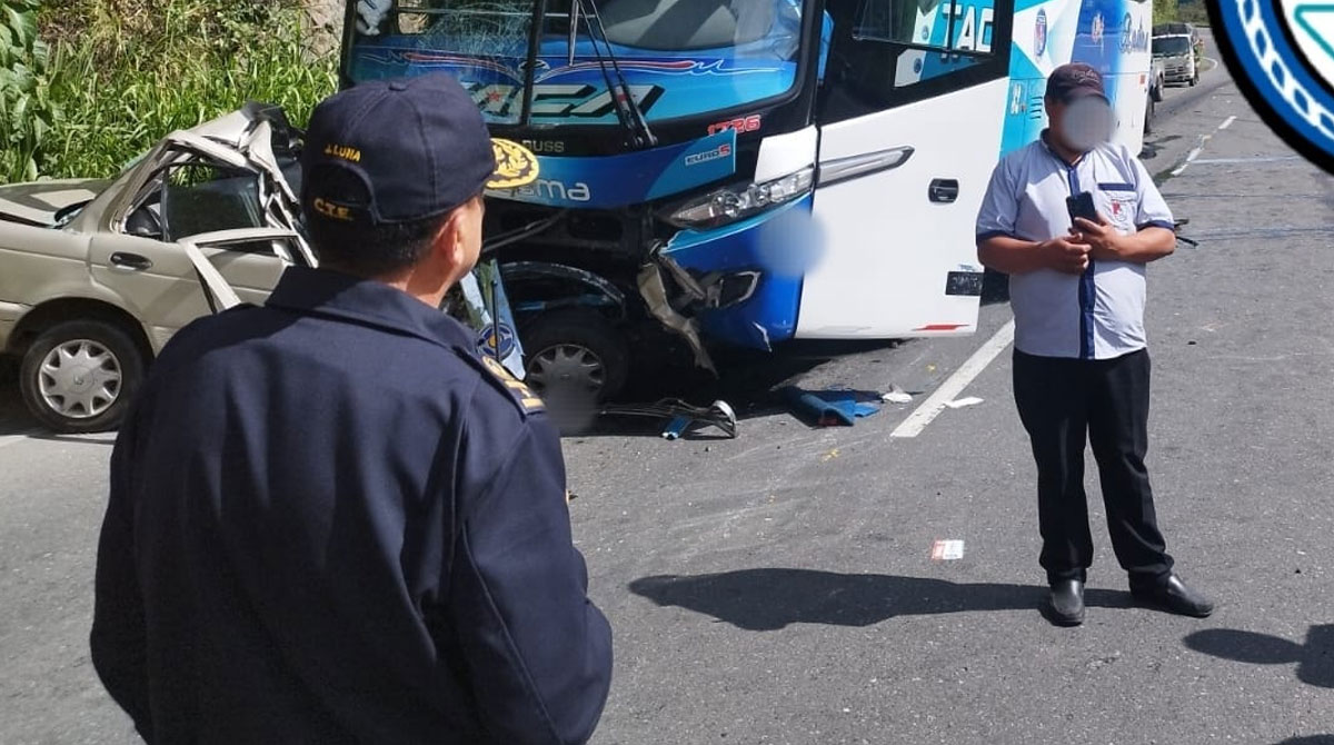 El espacio para los pasajeros del auto quedó destruido, en el siniestro con un bus en la vía Alóag- Santo Domingo. Foto: Cortesía Unidad de Rescate La Virgen