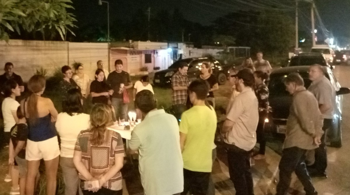 Ciudadanos de Guayaquil han mostrado solidaridad con la familia del abuelo y dos nietos muertos en un siniestro de tránsito en la Vía a la Costa.