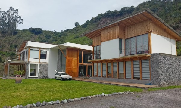Uno de los bienes a subastar se ubica en la provincia de Chimborazo, en el cantón Penipe, cuenta con una extensión de 105 584 metros cuadrados y tiene un precio base de 822 511 dólares. Foto: CFN