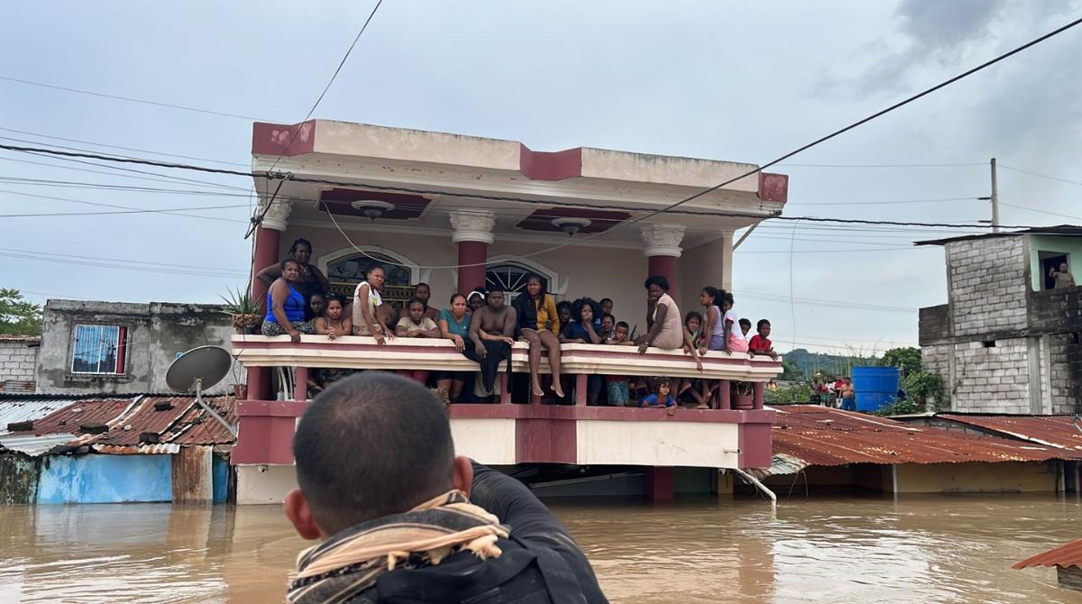 La Secretaría de Riesgos reportó en más de 14 000 los afectados por las lluvias e inundaciones. Foto: Twitter Daniel Noboa