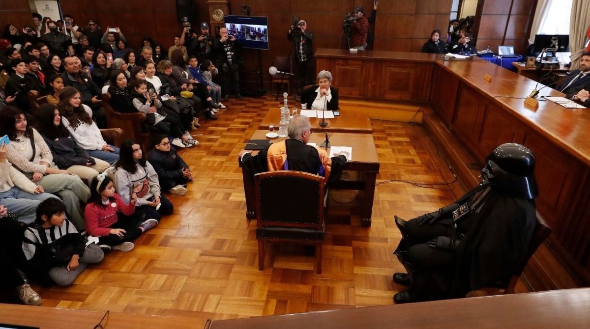 La presencia de Darth Vader en la Corte llamó la atención de cientos de visitantes. Foto: Poder Judicial Chile