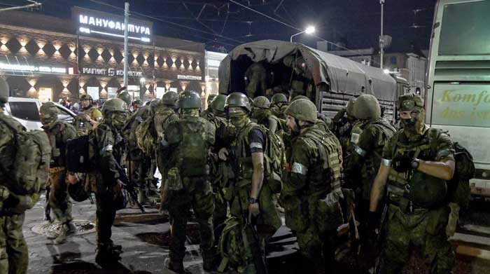 Los militares del grupo Wagner se preparan para abandonar el centro de Rostov-on-Don, en el sur de Rusia, este 24 de junio de 2023. Foto: EFE