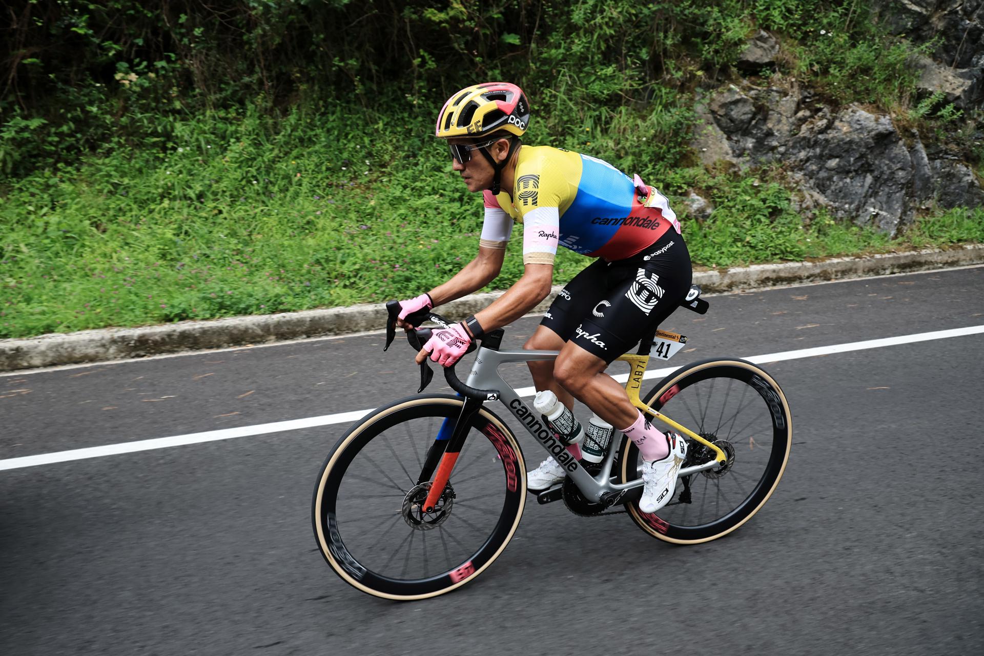 Richard Carapaz sufrió una caída en la primera etapa del Tour de Francia. Foto: EFE.