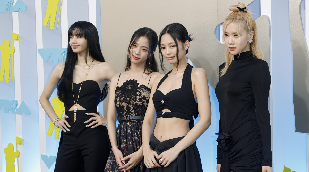 De izquierda a derecha: Lisa, Jisoo, Jennie y Rose, las integrantes de la banda de K-Pop Blackpink. Foto: EFE