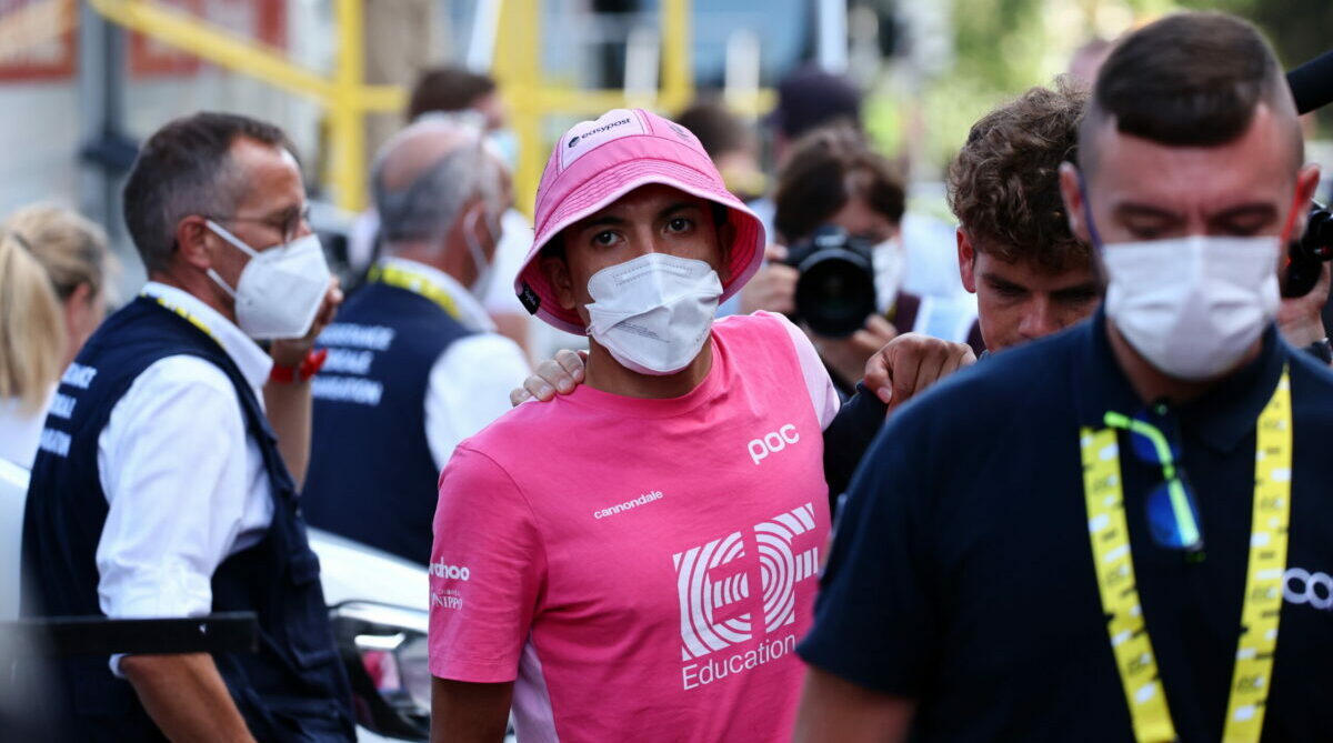 Richard Carapaz, de EF Education-EasyPost, es trasladado a una revisión médica en Bilbao, en el Tour de Francia. Foto: EFE
