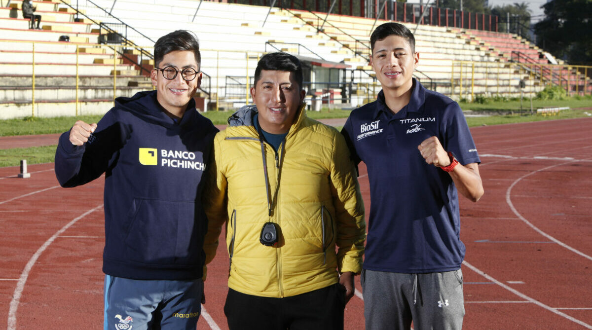 El entrenador Javier Cayambe (centro) con los atletas Jonathan Amores (izq.) y David Hurtado, tras un entrenamiento en Los Chasquis, en el 2022. Foto: Patricio Terán / El Comercio