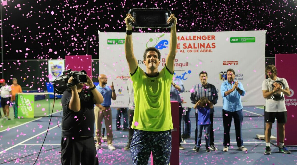 Emilio Gómez celebra el título que ganó en Salinas el 2022. Foto: @SalinasOpenEc