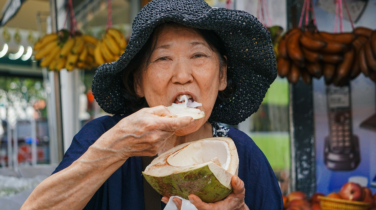 Una mujer come rápido una fruta. Foto: Pixabay