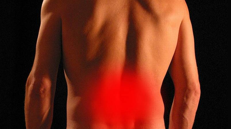 Imagen referencial. Uno de los síntomas es el dolor punzante en la espalda baja. Foto: Pixabay