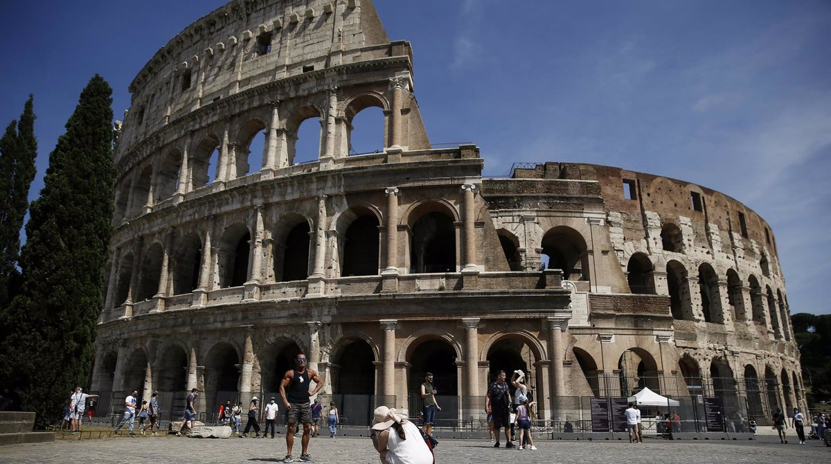 Imagen de turistas que pasean en el Coliseo de Roma. Foto: Europa Press