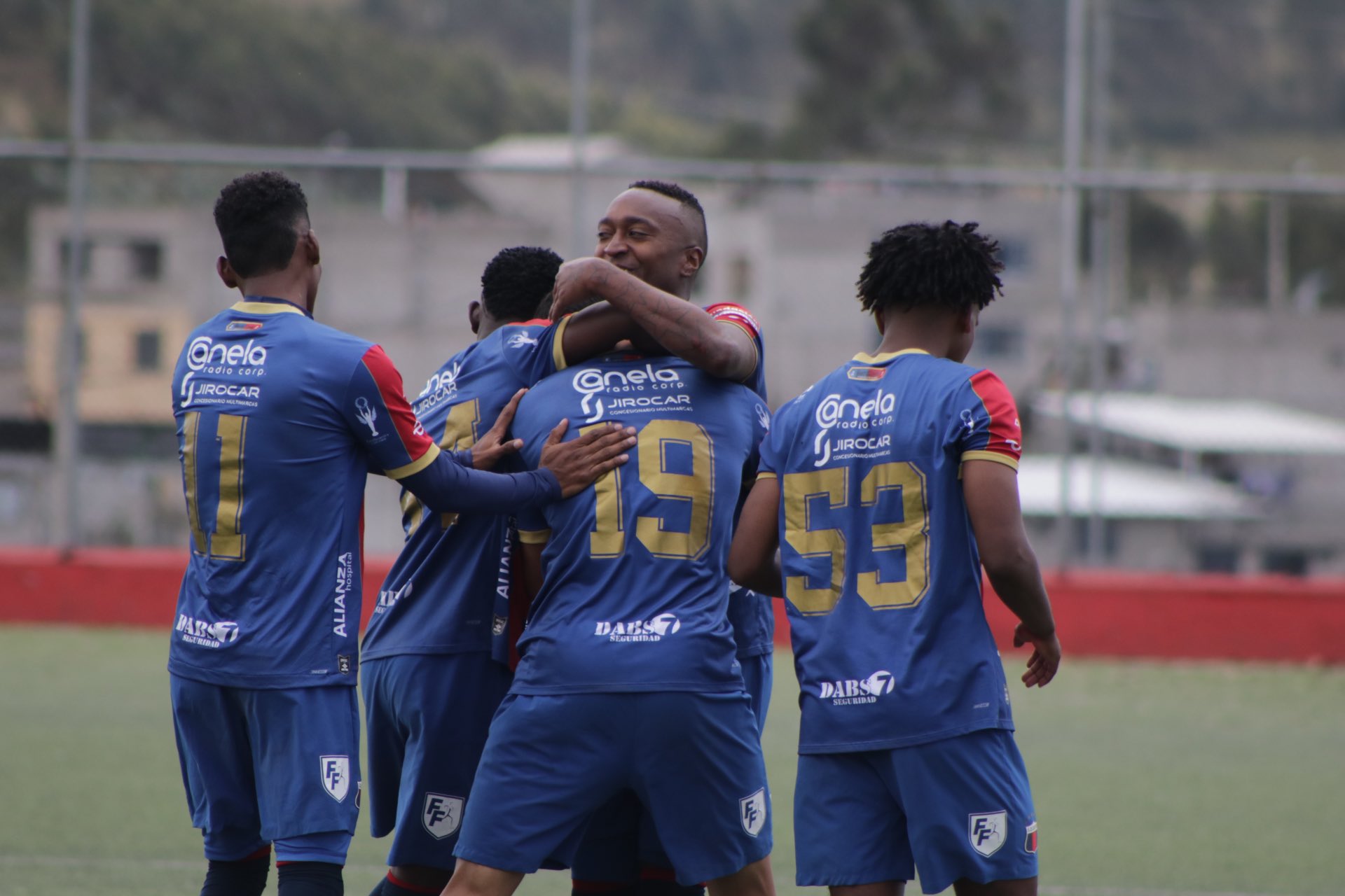 Jugadores del Deportivo Quito celebran un gol ante Galácticos por la Segunda Categoría de Pichincha 2023. Foto: Twitter @SDQuito_Oficial.