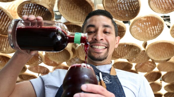 El bartender Marco Antonio Trujillo apuesta por la coctelería clásico con ingredientes locales. Foto: Diego Pallero/EL COMERCIO