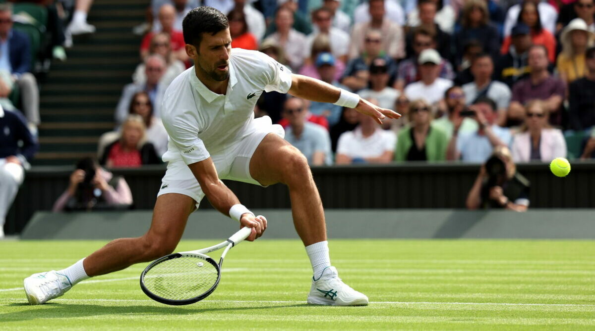 Novak Djokovic devuelve la pelota a Pedro Cachin, en la primera ronda en Wimbledon. Foto: EFE