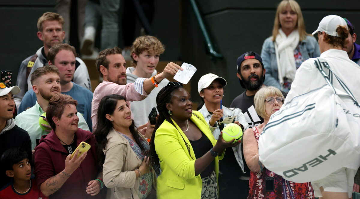 Un grupo de fanáticos pide autógrafos al italiano Jannik Sinner, tras vencer al argentino Diego Schwartzman, en Wimbledon. Foto: EFE