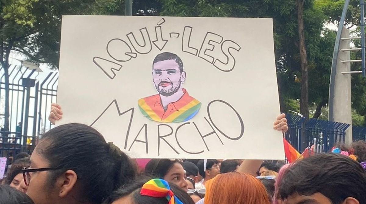 El Alcalde de Guayaquil, Aquiles Alvarez, reaccionó ante un cartel con su imagen que fue mostrado durante la Marcha del Orgullo. Foto redes sociales