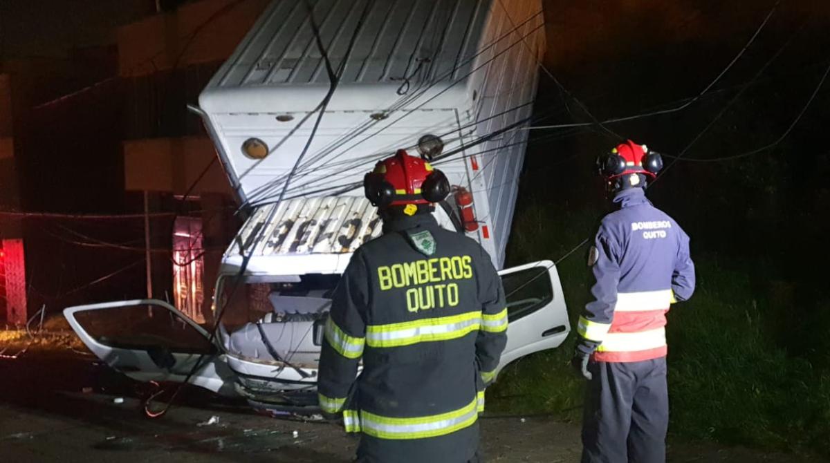 Debido al impacto, la parte frontal del camión quedó destruída. Foto: Twitter Bomberos Quito