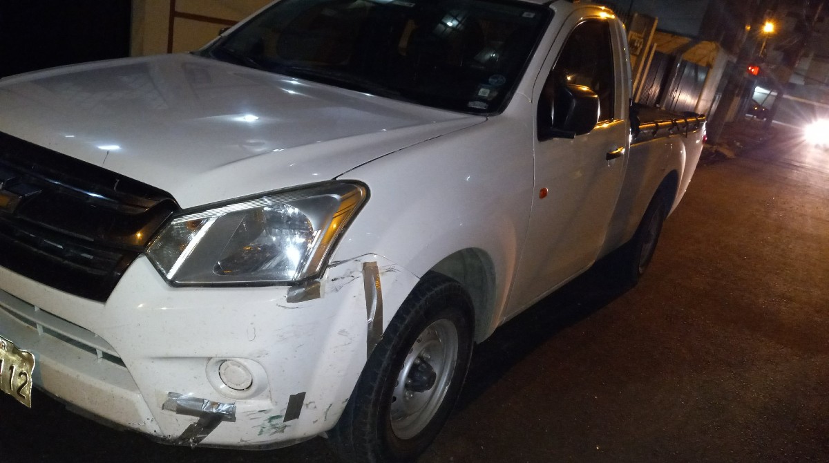 Un conductor que embistió con su camioneta a un motorizado que asaltó a una mujer en Guayaquil, pide ayuda para reparar su vehículo. Foto redes sociales