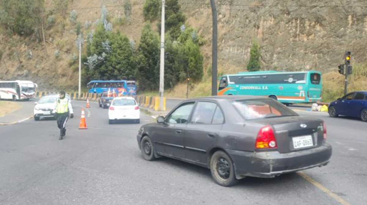 Cada mañana en Quito se aplica la medida de pico y placa, para gestionar mejor el tráfico vehicular. Foto: Cortesía