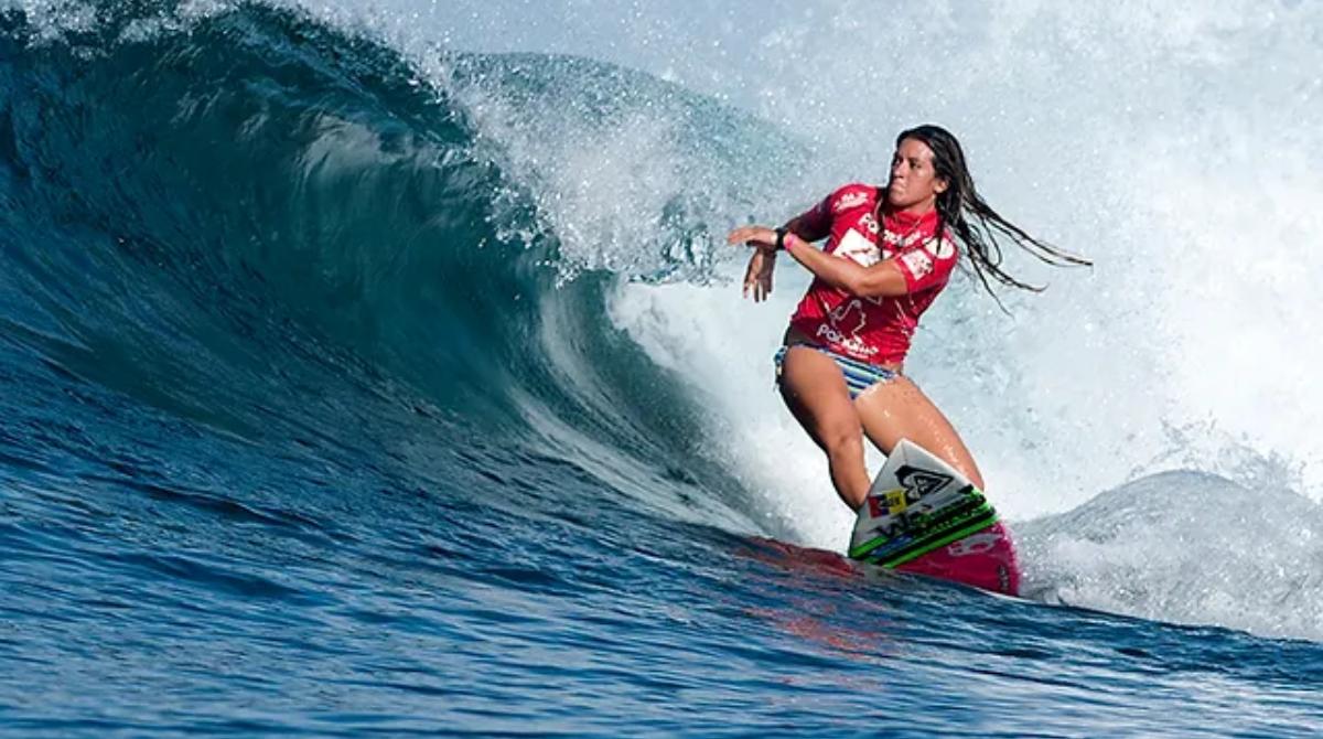 La surfista Mimi Barona será una de las dos personas abanderadas de Ecuador. Foto: Wix José Bazurto