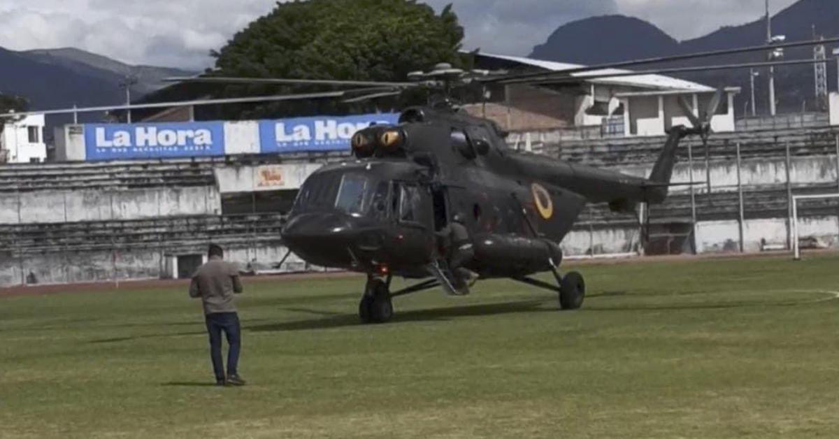 Momento en que un helicóptero aterriza en el estadio Olímpico de Ibarra. Foto: Twitter @AscensoEcuador.