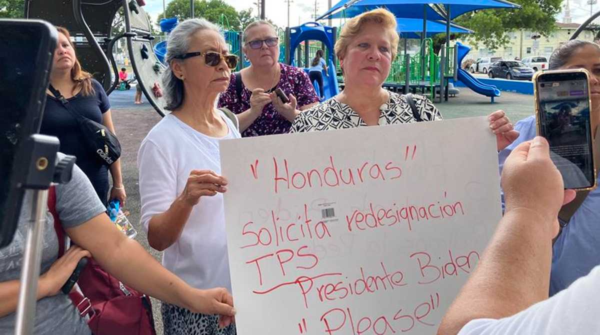 Unas personas sostienen una pancarta que pide Estatus de Protección Temporal (TPS) en Miami, Florida (Estados Unidos). Foto: EFE/Ana Mengotti