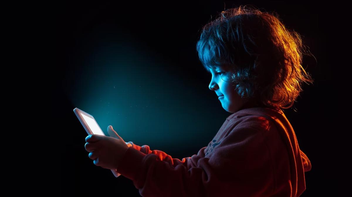 Imagen referencial. La exposición excesiva a pantallas podría provocar un retraso en el desarrollo cerebral de los niños. Foto: Freepik