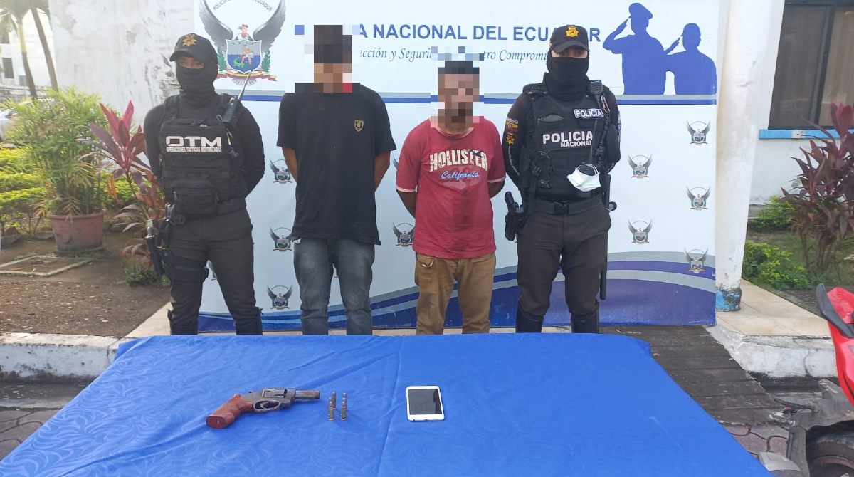 Dos hombres, entre ellos un venezolano, fueron detenidos luego de embestir con una moto a un policía. Portaban un arma de fuego. Foto: Policía Nacional
