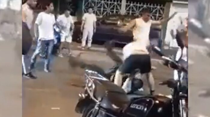 Un video muestra el momento en que varios hombres golpean a los dos policías. Foto: Captura video