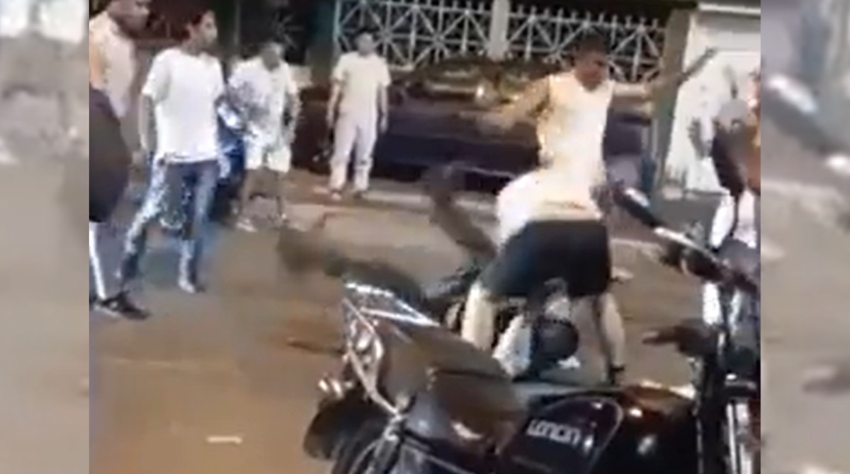 Un video muestra el momento en que varios hombres golpean a los dos policías. Foto: Captura video