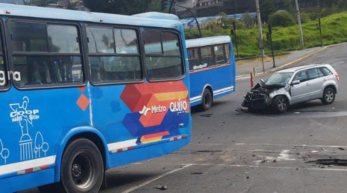 Una persona resultó herida por el siniestro de un bus y un vehículo tipo SUV en El Trébol, centro de Quito. Foto: Twitter Bomberos Quito