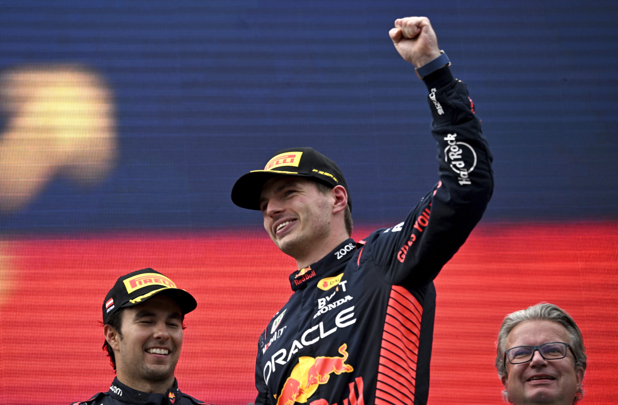 El piloto Max Verstappen, de Red Bull, celebra el triunfo que alcanzó en el GP de Austria, el 2 de julio del 2023. Foto: EFE