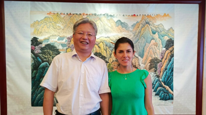Junto a Chang Fuliang, decano de la Facultad de Estudios Hispánicos y Portugueses de la Universidad de Estudios Extranjeros de Beijing.