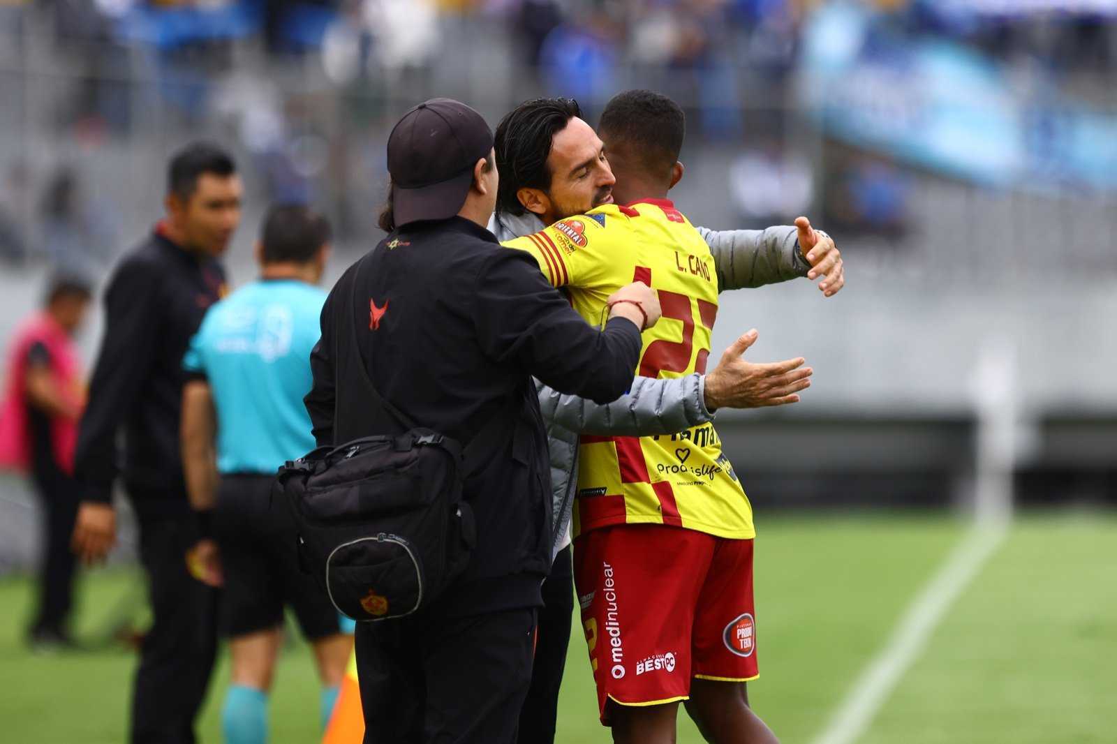 Luis Cano y Gerardo Espinoza celebran un gol de Aucas en la fecha nueve de la Liga Pro.
