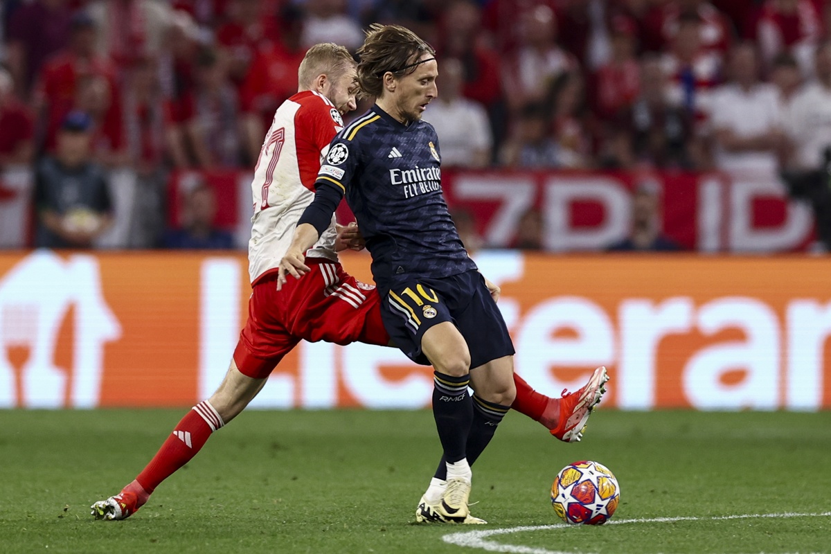 Luka Modric disputa un balón con el Real Madrid en la UEFA Champions League ante un rival del Bayern Munich