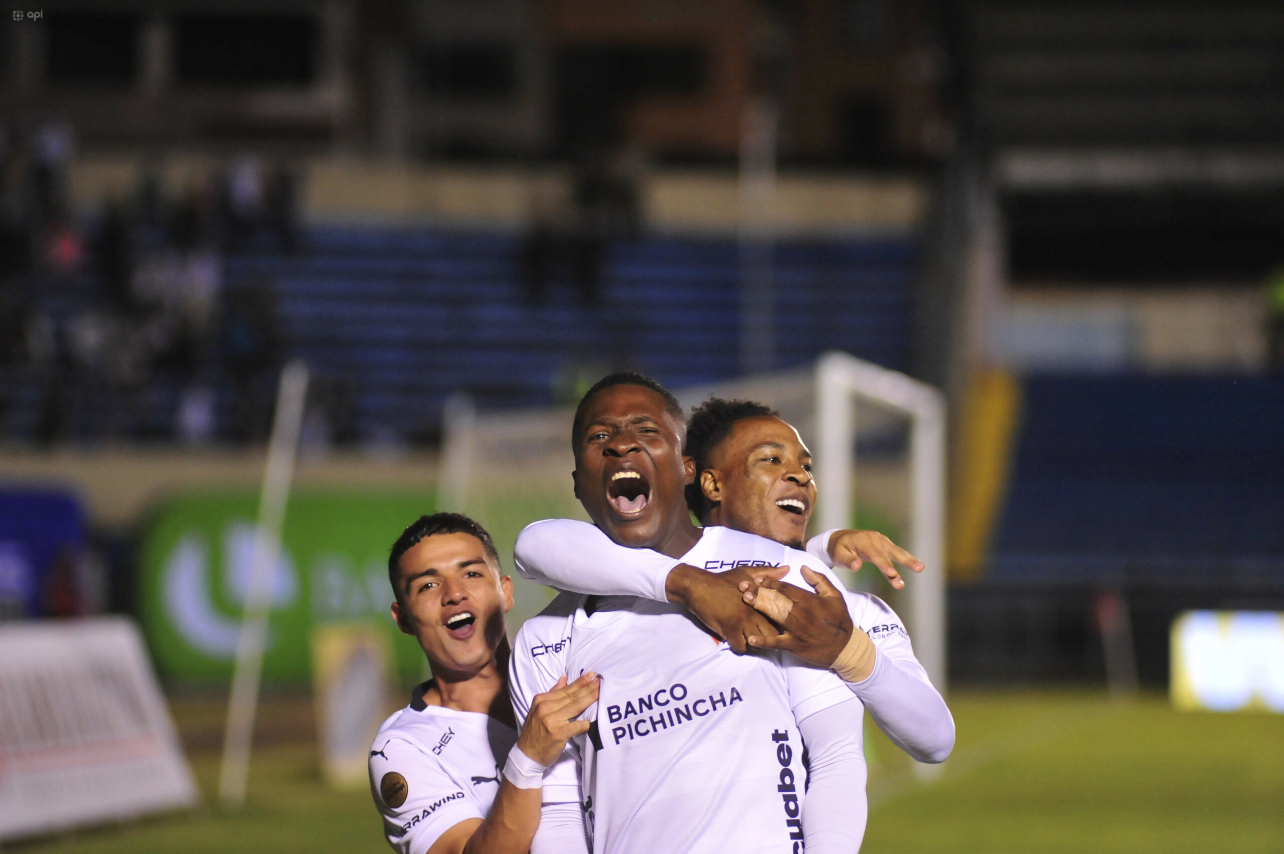 Jairón Charcopa (centro) celebra uno de sus goles con Liga de Quito ante Libertad de Loja. Foto: API