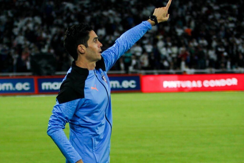 Josep Alcácer, DT de Liga de Quito, dando indicaciones a sus jugadores en un partido de la Liga Pro 2024. 